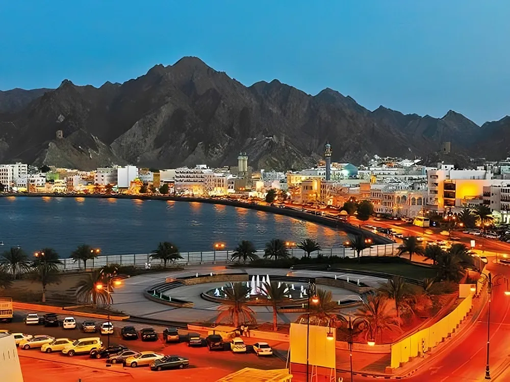 تصویر مربوط به یکی از شهرهای عمان که در کنار دریاست و در شب گرفته شده